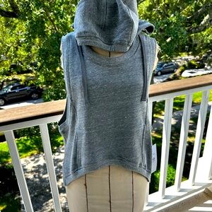 NWT ALO Yoga sleeveless, cropped sweatshirt hoodie. Grey. Athleisure. M/L